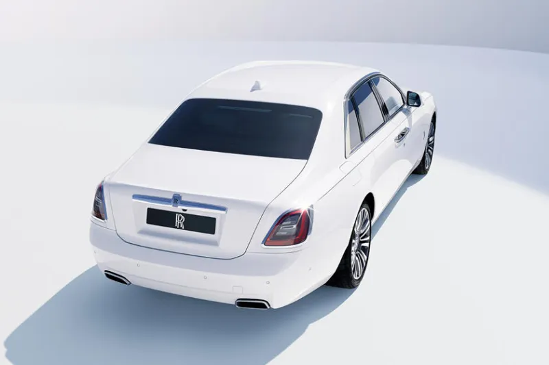 ملاكم شهير يهادي أصدقاءه بسيارات بقيمة مليون دولار! (صور)