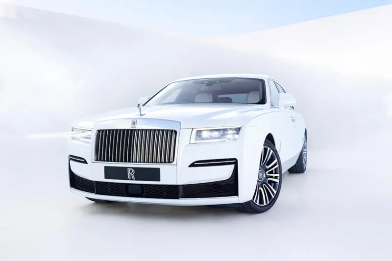 ملاكم شهير يهادي أصدقاءه بسيارات بقيمة مليون دولار! (صور)