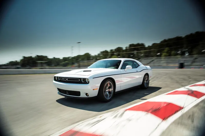 ملاكم شهير يهادي أصدقاءه بسيارات بقيمة مليون دولار! (صور)