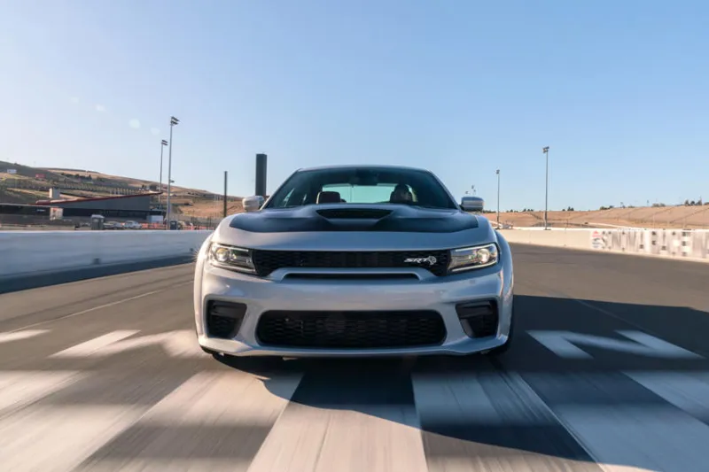 ملاكم شهير يهادي أصدقاءه بسيارات بقيمة مليون دولار! (صور)