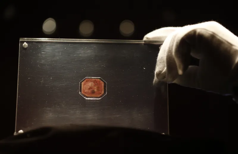 بيع أغلى طابع بريد في العالم بسعر خيالي 