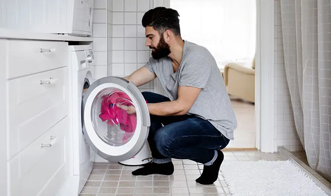 تصيبك بأمراض جلدية خطيرة.. أخطاء شائعة في غسيل الملابس