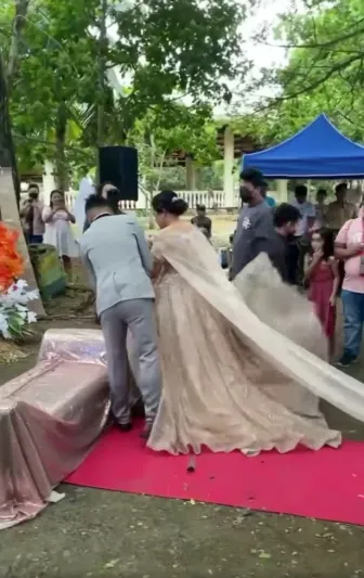 ماذا يفعل هذا الرجل أسفل فستان العروس؟ (فيديو)