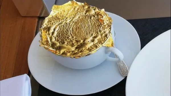 رياض محرز والشيف نصرت يحتسيان قهوة بالذهب الخالص (فيديو)