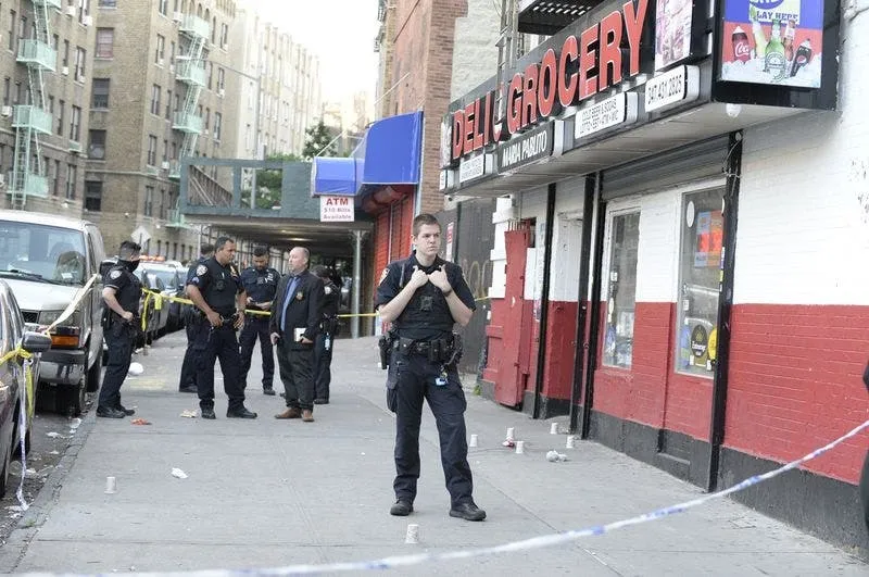 طفلان ينجوان بأعجوبة من طلقات نارية بين مجموعة متسلحين (فيديو)