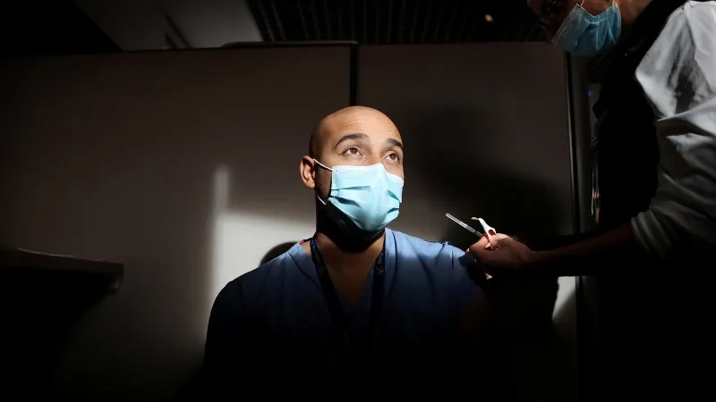 ما السر وراء إصابة بعض الأشخاص بكورونا رغم تلقيهم اللقاح؟