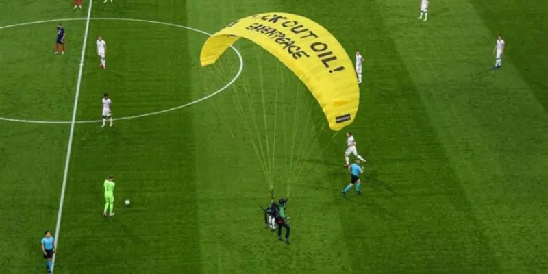 ما السر وراء اقتحام شاب لمباراة ألمانيا وفرنسا بالمظلة جواً؟ (فيديو) 