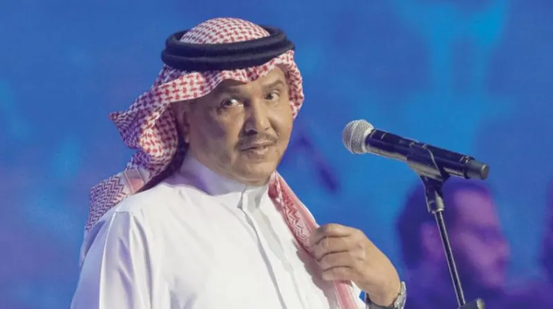 رد فعل صادم لفتاة بعد مصافحة محمد عبده (فيديو)