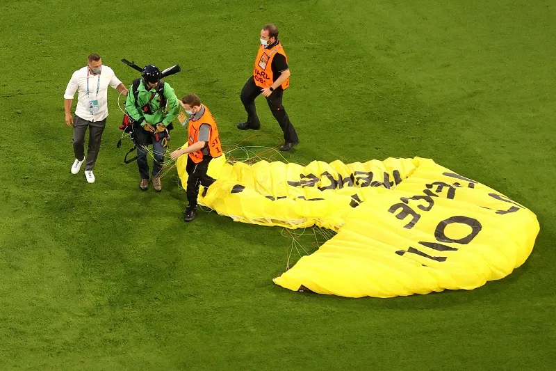 ما السر وراء اقتحام شاب لمباراة ألمانيا وفرنسا بالمظلة جواً؟ (فيديو) 