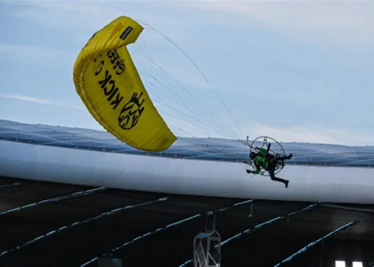 ما السر وراء اقتحام شاب لمباراة ألمانيا وفرنسا بالمظلة جواً؟ (فيديو) 