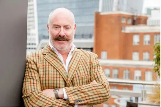 لماذا اختار مليونير العمل في غسيل الأطباق في فندق؟!