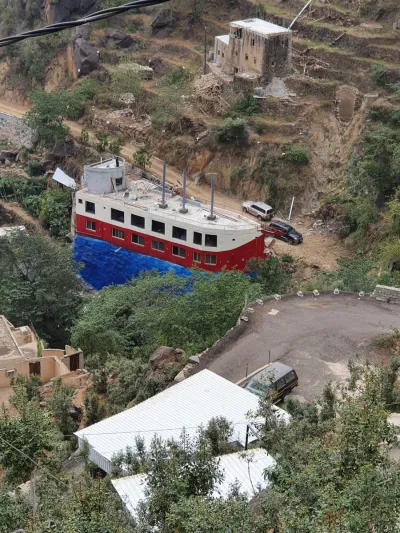 ماذا تفعل باخرة ضخمة أعلى جبال فيفاء بالسعودية؟ (فيديو)