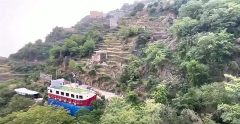 ماذا تفعل باخرة ضخمة أعلى جبال فيفاء بالسعودية؟ (فيديو)