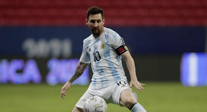 هدية صادمة لميسي في عيد ميلاده.. ما علاقتها برونالدو؟ (فيديو)