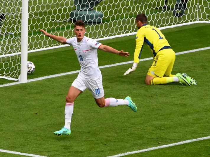 باتريك شيك يدخل تاريخ بطولة أوروبا بهدف عالمي من منتصف الملعب (فيديو)