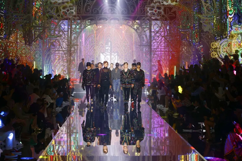 مجموعة "دولتشي أند غابانا" لربيع 2022 تتلألأ ببريق الأنوار 