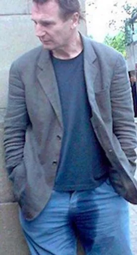 يخفف الحرج وارتداه المشاهير.. الجينز المبلل من الأمام يجتاح الأسواق! (صور)