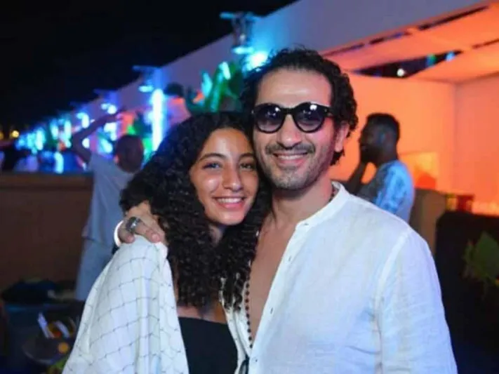 أحمد حلمي يغني ويرقص مع ابنته (فيديو) 