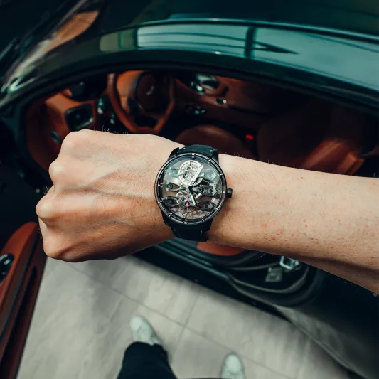 ساعة "توربيون بالجسور الطافية الثلاثة – إصدار Aston Martin" .. للباحثين عن الفخامة وقوة الأداء