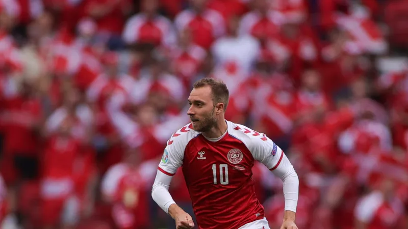 طبيب كريستيان إريكسن يكشف أولى كلمات اللاعب الدنماركي بعد الاستفاقة