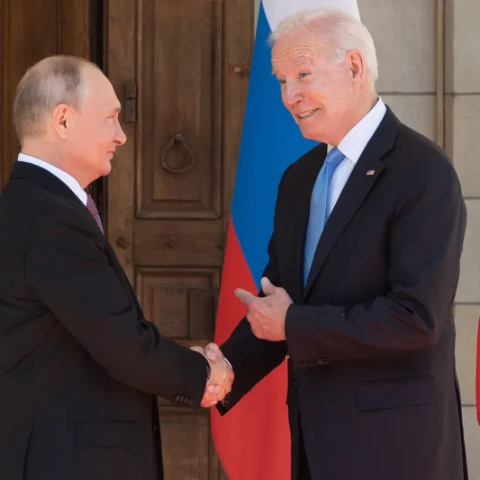 بايدن يهدي بوتين نظارة شمسية بمواصفات خاصة (صور)