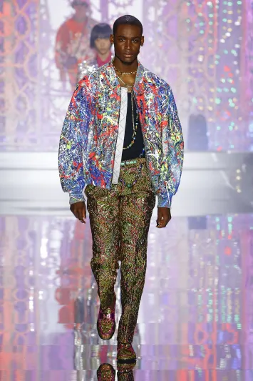 مجموعة "دولتشي أند غابانا" لربيع 2022 تتلألأ ببريق الأنوار 