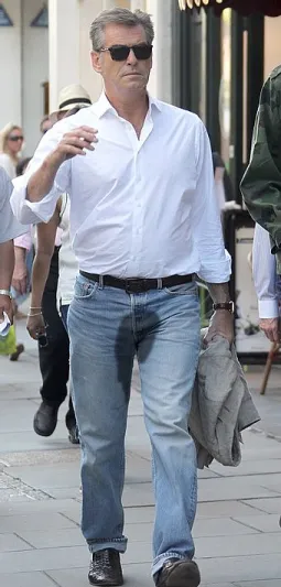 يخفف الحرج وارتداه المشاهير.. الجينز المبلل من الأمام يجتاح الأسواق! (صور)