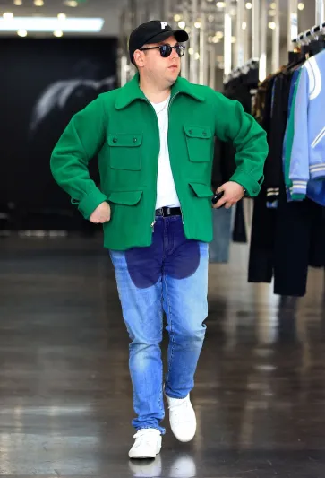 يخفف الحرج وارتداه المشاهير.. الجينز المبلل من الأمام يجتاح الأسواق! (صور)