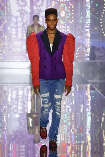 مجموعة "دولتشي أند غابانا" لربيع 2022 تتلألأ ببريق الأنوار 