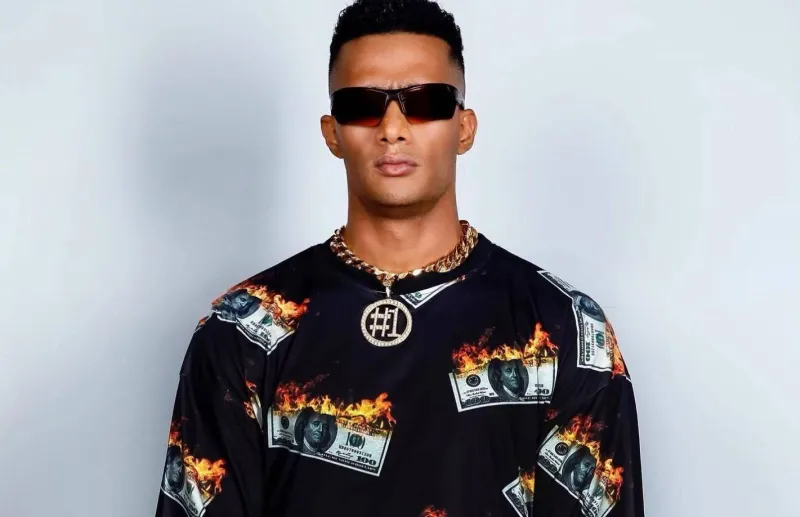 بعد النمر محمد رمضان بصحبة فهد في شوارع دبي (فيديو)