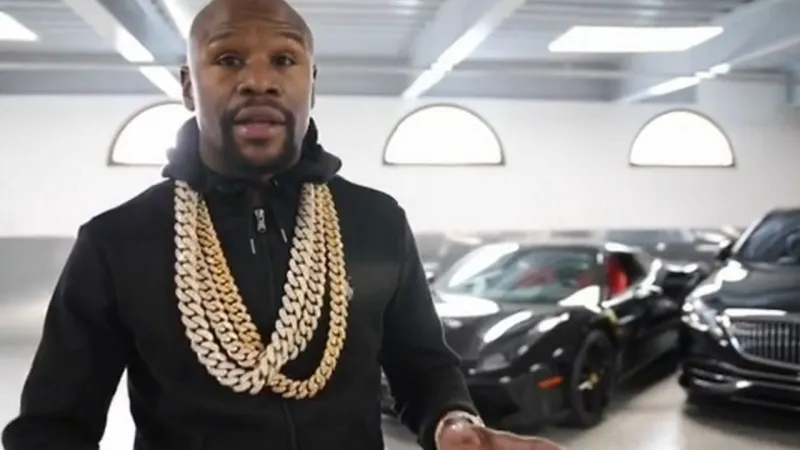 ملاكم شهير يهادي أصدقاءه بسيارات بقيمة مليون دولار! (صور)