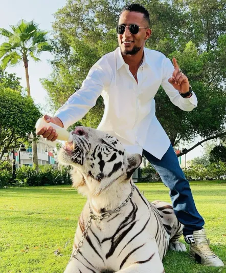 محمد رمضان يكشف اسم صاحبة القصر الذي تجول فيه مع نمر