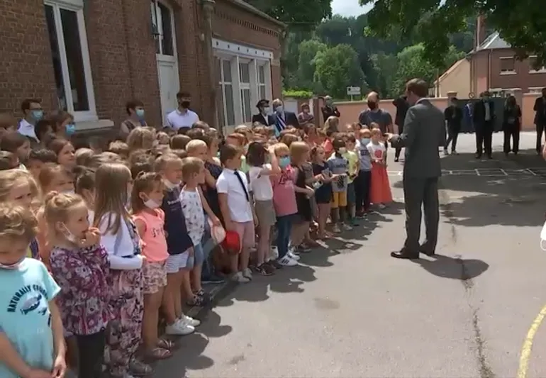  طفل يسأل ماكرون: هل أنت بخير بعد الصفعة؟ 