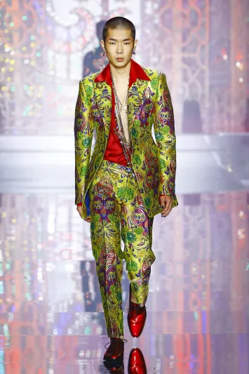 مجموعة "دولتشي أند غابانا" لربيع 2022 تتلألأ ببريق الأنوار 