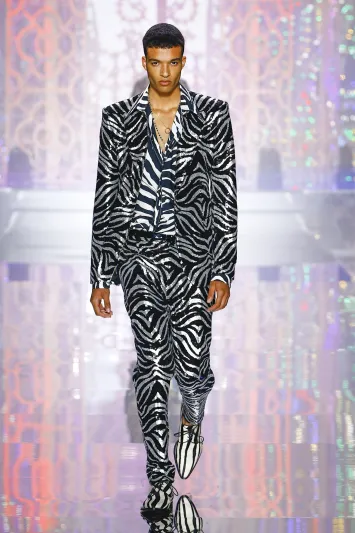 مجموعة "دولتشي أند غابانا" لربيع 2022 تتلألأ ببريق الأنوار 