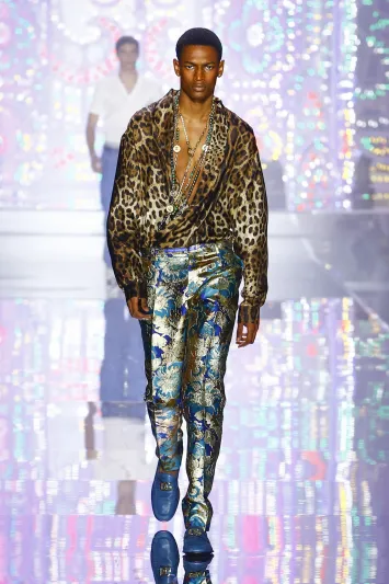 مجموعة "دولتشي أند غابانا" لربيع 2022 تتلألأ ببريق الأنوار 