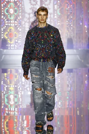 مجموعة "دولتشي أند غابانا" لربيع 2022 تتلألأ ببريق الأنوار 