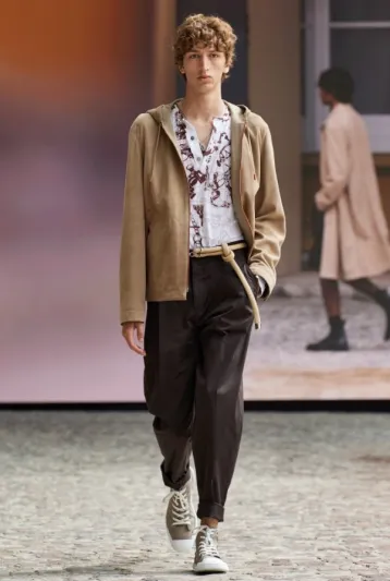 تشكيلة Hermès لربيع وصيف 2022 .. تصميمات جذابة وعملية