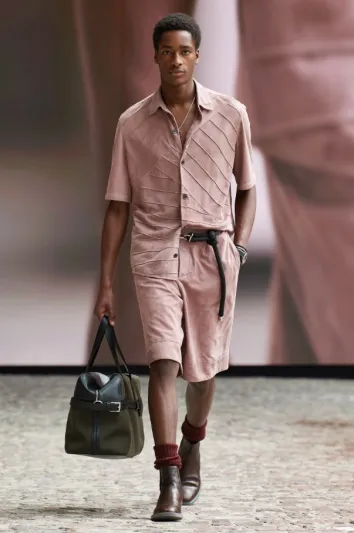 تشكيلة Hermès لربيع وصيف 2022 .. تصميمات جذابة وعملية