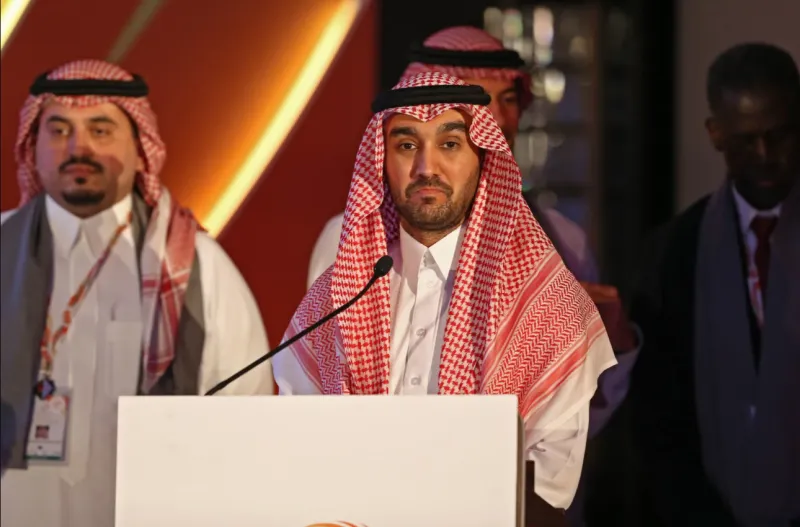 كيف دعم وزير الرياضة الأمير عبد العزيز الفيصل «الأخضر» في مباراته مع اليمن؟