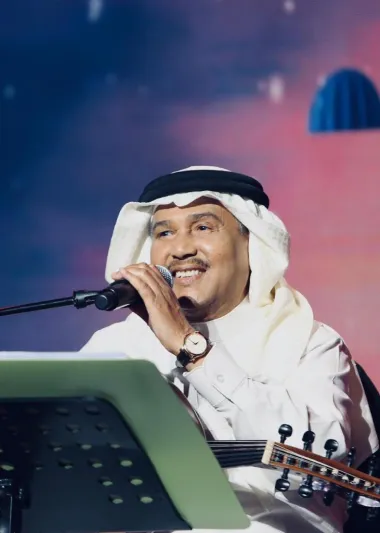 رد فعل صادم لفتاة بعد مصافحة محمد عبده (فيديو)