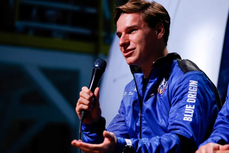 مُرافق بيزوس في رحلته للفضاء يتعمد إحراجه باعترافات صادمة! 