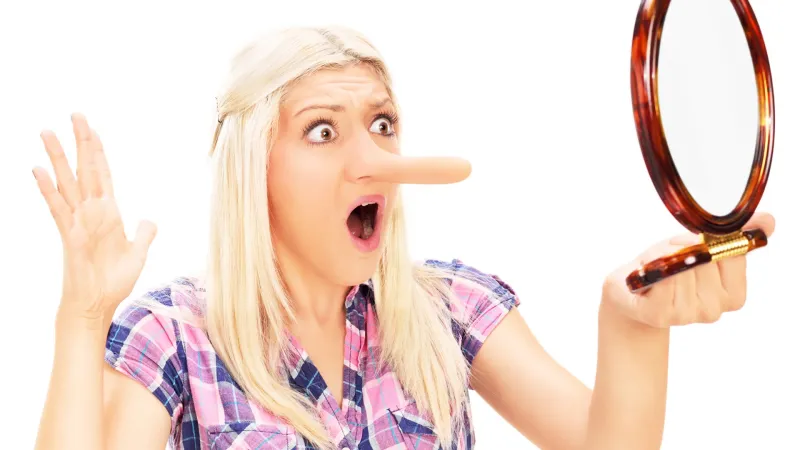 امرأة توظف شخصاً مهمته الكذب لمدة 13 عاماً.. فما السبب؟!