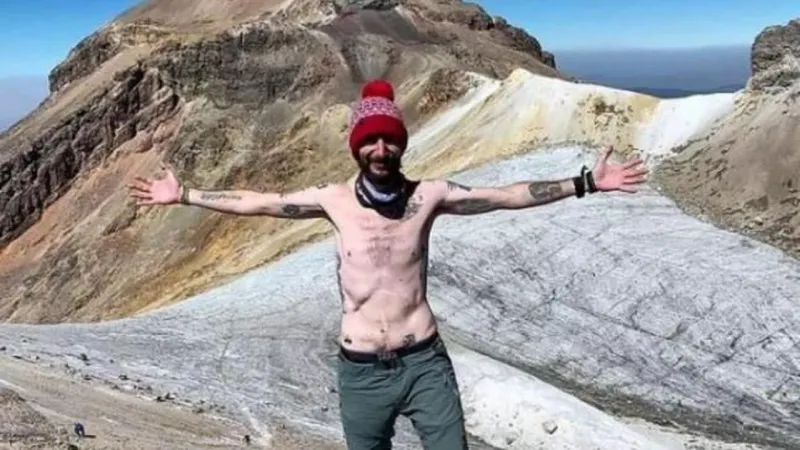 إرادة لا تعرف المستحيل.. عداء يعيش بلا معدة ولا قولون ولا مثانة (صور)