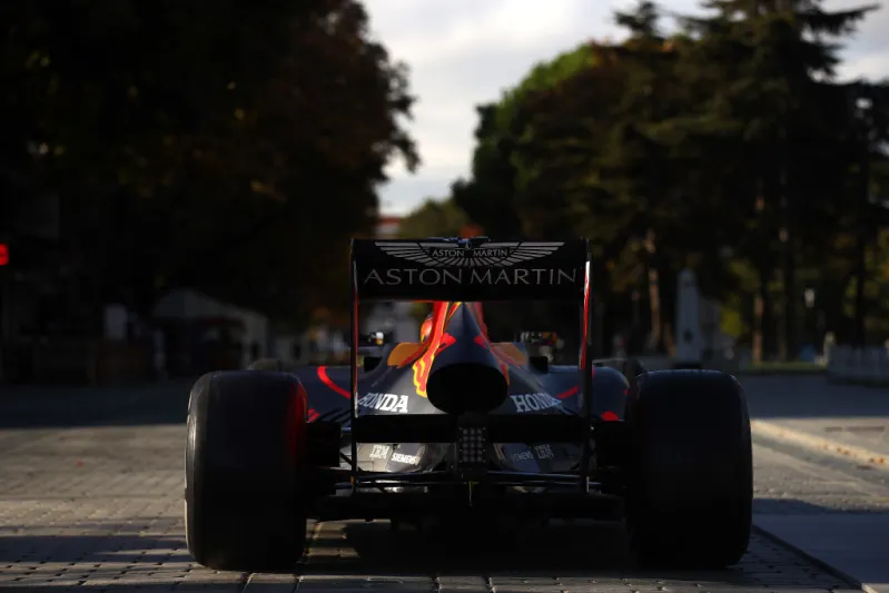 بوجاتي شيرون تنافس سيارة فورمولا 1 في تحد ناري.. فمن المنتصر؟ (فيديو)