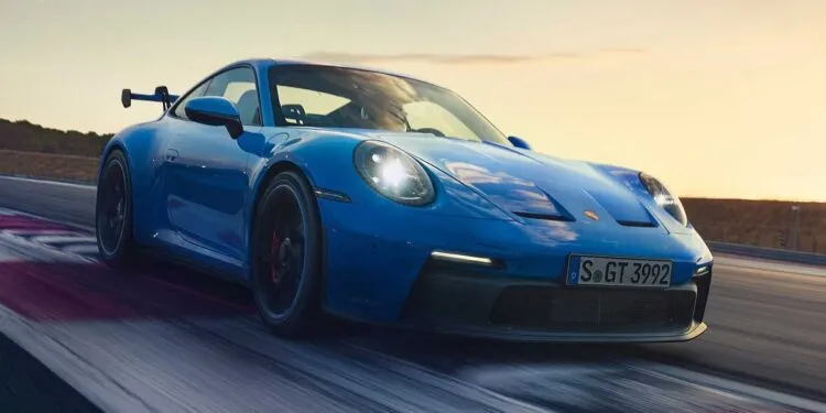 توم كروز يتحدى سائقي فورمولا 1 بسيارة بورشة (فيديو)