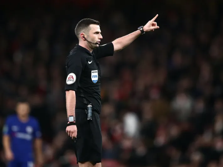 قرار تحكيمي يدفع مدرب فريق عربي للاحتجاج بأغرب طريقة ممكنة (فيديو)