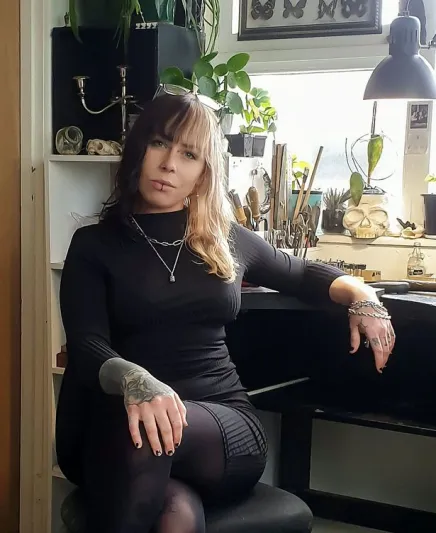 فتاة تصنع المجوهرات من أسنان ورفات الموتى! (صور)