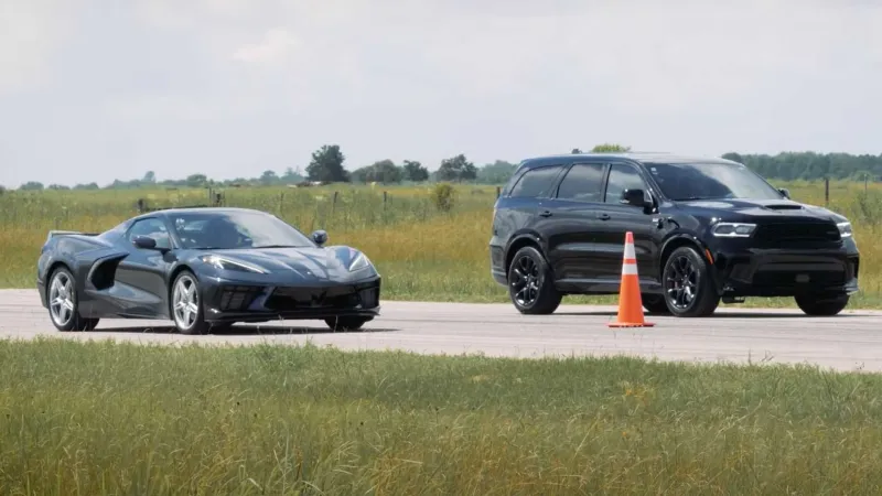 كورفيت C8 ودودج معدلة بقوة 1000 حصان في سباق تسارع ناري (فيديو)