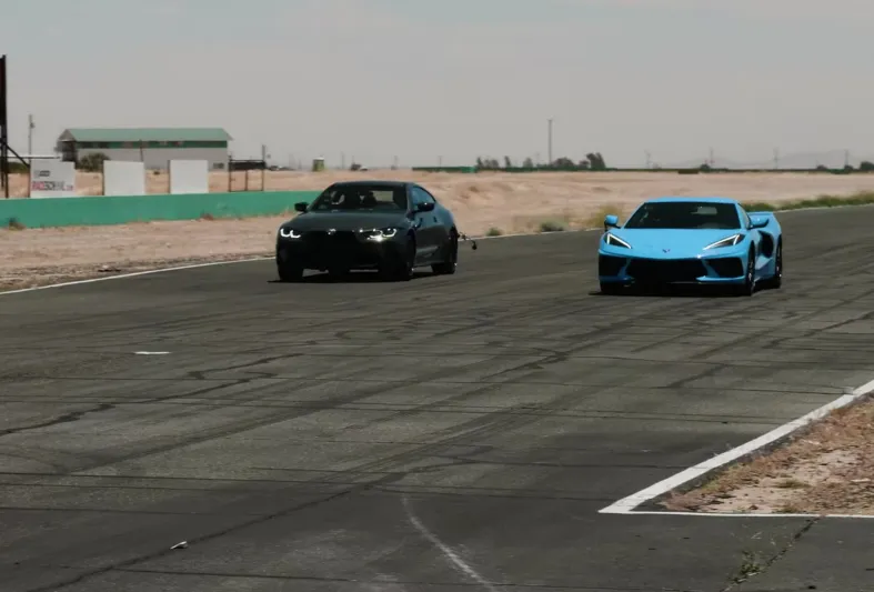 منافسة شرسة بين بي إم دبليو وشيفروليه كورفيت.. من يفوز؟ (فيديو)